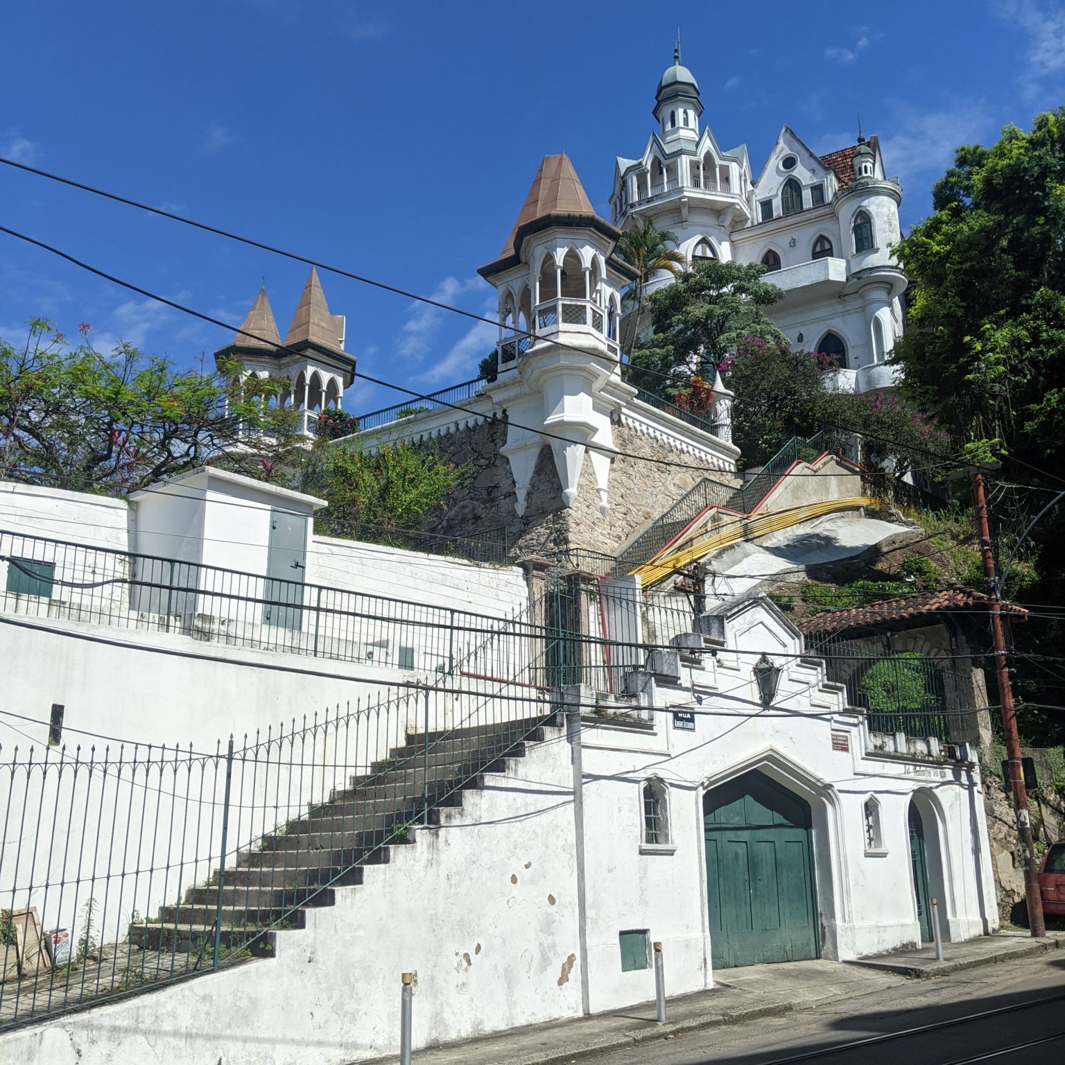 Discover the neighborhood of Santa Teresa